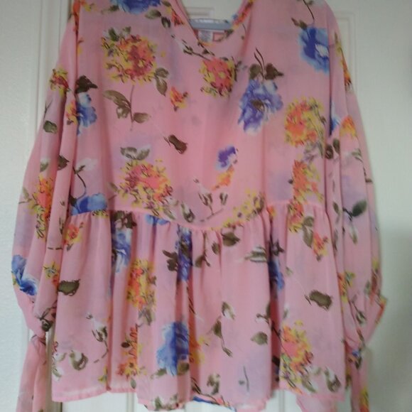 🩷🩷 FEMININE PINK FLORAL SHEER PEPLUM LONG SLEEVE BLOUSE SIZE MEDIUM - Picture 1 of 8